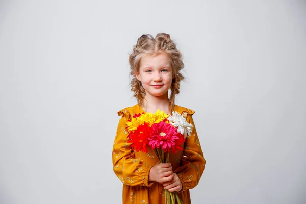 Retrato Linda Chica Con Ramo Flores — Foto de Stock