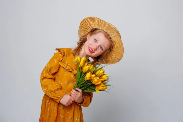 Gyönyörű Kislány Egy Csokor Virággal Kezében — Stock Fotó