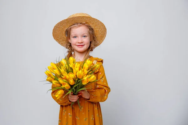 Niña Vestido Amarillo Con Ramo Flores Sobre Fondo Gris — Foto de Stock