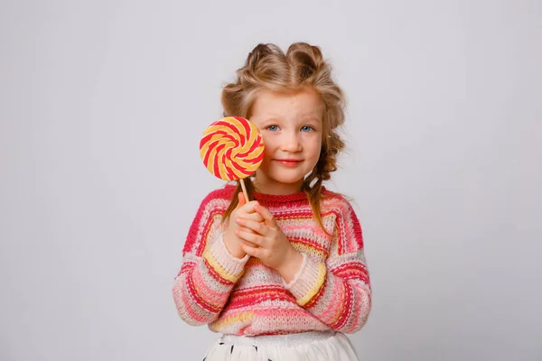 Porträt Eines Mädchens Ein Blondes Kind Mit Einem Lutscher Auf — Stockfoto