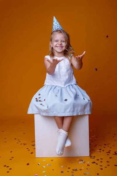 Bonito Aniversário Menina Posando Estúdio Contra Fundo Laranja — Fotografia de Stock