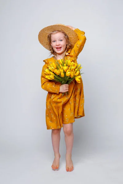 Niña Vestido Amarillo Con Ramo Flores Día Verano — Foto de Stock