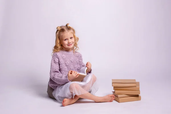 Nettes Mädchen Liest Buch Sitzt Auf Dem Boden — Stockfoto