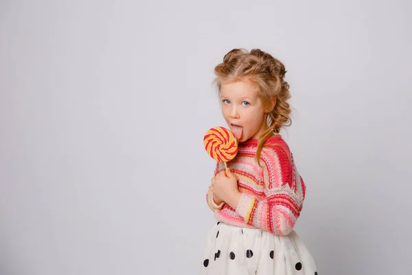 Retrato Una Niña Una Niña Rubia Con Una Piruleta Palo — Foto de Stock