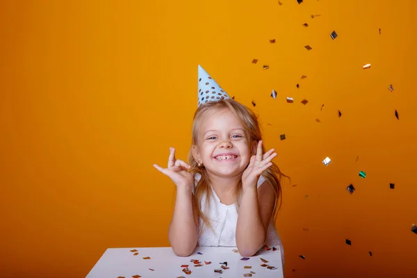 Bonito Aniversário Menina Posando Estúdio Contra Fundo Laranja — Fotografia de Stock