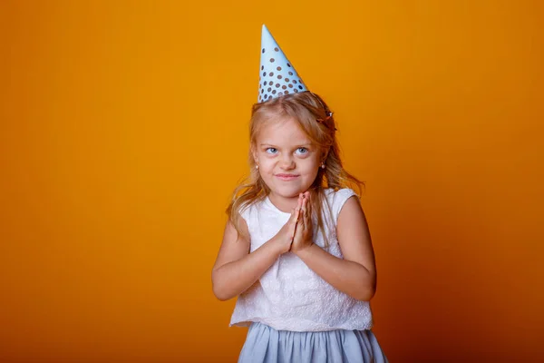 Divertente Compleanno Ragazza Posa Contro Arancio Sfondo Rendendo Viso Espressione — Foto Stock