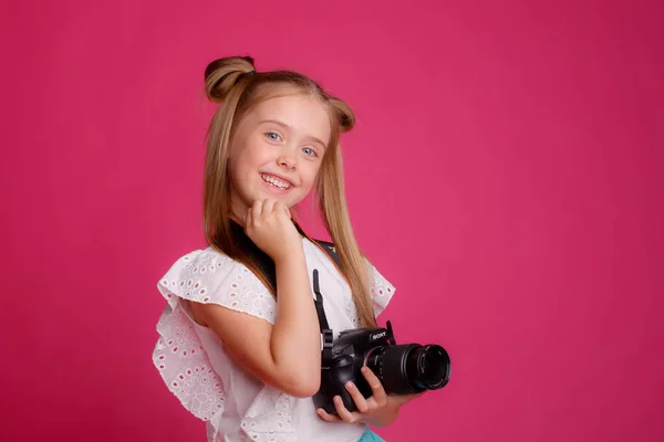 Retrato Uma Menina Viajante Sobre Viajar Segurando Uma Câmera Suas — Fotografia de Stock