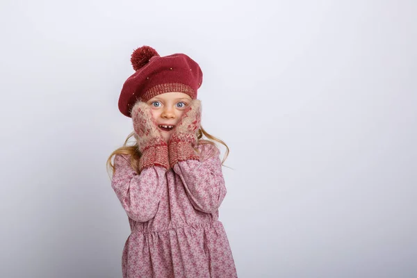 Adorable Niña Posando Ropa Invierno Contra Gris — Foto de Stock