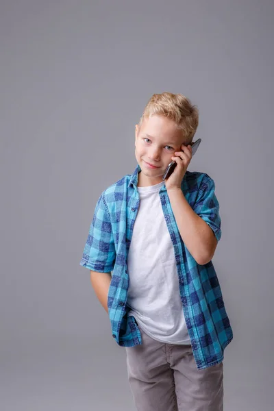 Retrato Menino Com Telefone Fundo Cinza — Fotografia de Stock