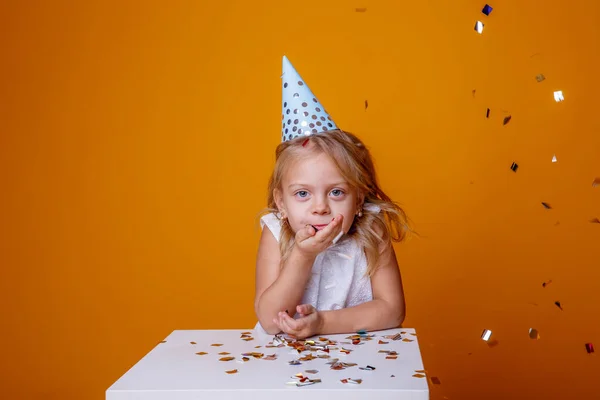 Χαριτωμένο Κορίτσι Γενεθλίων Ποζάρουν Στο Στούντιο Φόντο Πορτοκαλί — Φωτογραφία Αρχείου