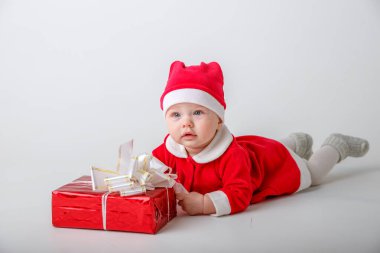 Noel Baba kostümlü bebek. Beyaz arka planda yeni yıl hediyesi.