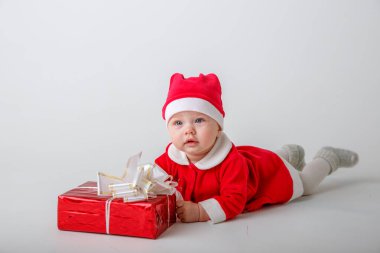 Noel Baba kostümlü bebek. Beyaz arka planda yeni yıl hediyesi.