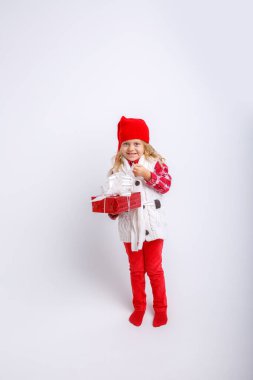 Stüdyoda Noel hediyesiyle poz veren sevimli çocuk.
