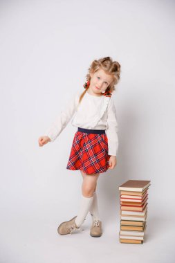 Okul üniformalı çocuk. 