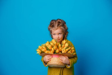 Bir çocuğun portresi Bir kız elinde bir buket bahar çiçeği lalesi