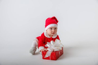 Noel Baba kostümlü bebek. Beyaz arka planda yeni yıl hediyesi.