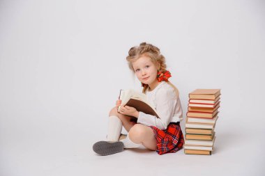 Okul üniformalı çocuk. 