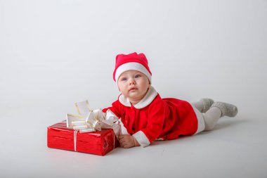 Noel Baba kostümlü bebek. Beyaz arka planda yeni yıl hediyesi.