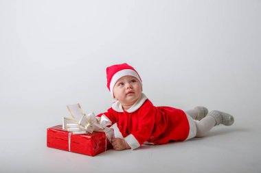 Noel Baba kostümlü bebek. Beyaz arka planda yeni yıl hediyesi.