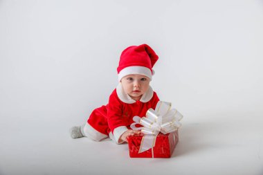 Noel Baba kostümlü bebek. Beyaz arka planda yeni yıl hediyesi.