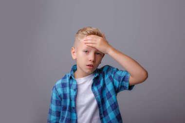 Baş ağrısı olan çocuk renk arkaplanda