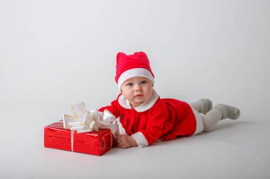 Noel Baba kostümlü bebek. Beyaz arka planda yeni yıl hediyesi.