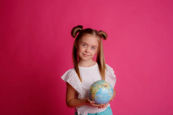 Retrato Uma Menina Segurando Globo Suas Mãos Estúdio Fundo Rosa — Fotografia de Stock