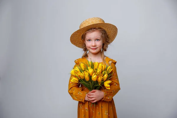 Retrato Una Hermosa Chica Con Ramo Tulipanes Sobre Fondo Gris — Foto de Stock