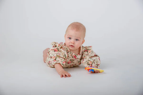 Uma Menina Terno Com Flores Está Deitada Chão Segurando Brinquedo — Fotografia de Stock
