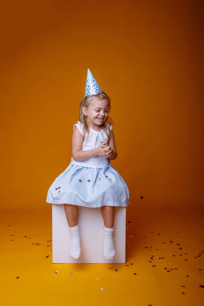 Bonito Aniversário Menina Posando Estúdio Contra Fundo Laranja — Fotografia de Stock