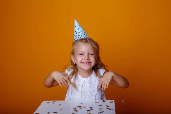 Bonito Aniversário Menina Posando Estúdio Contra Fundo Laranja — Fotografia de Stock