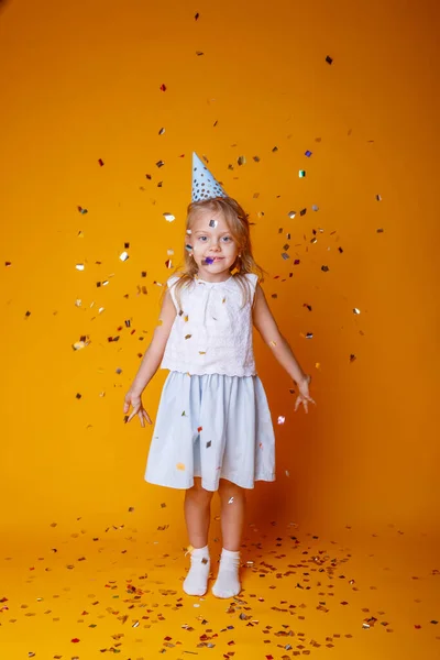 Divertente Compleanno Ragazza Posa Contro Arancio Sfondo Rendendo Viso Espressione — Foto Stock