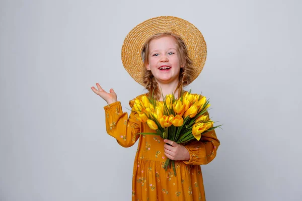 Portré Egy Aranyos Kislány Egy Sárga Ruha Egy Csokor Virág — Stock Fotó