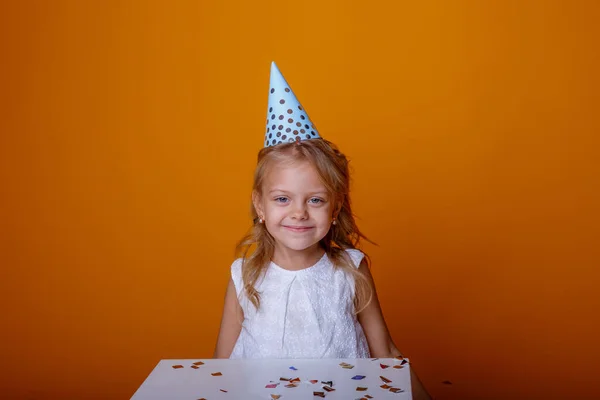 Bonito Aniversário Menina Posando Estúdio Contra Fundo Laranja — Fotografia de Stock