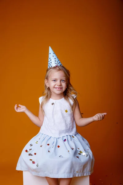 Carino Compleanno Ragazza Posa Studio Contro Arancione Sfondo — Foto Stock