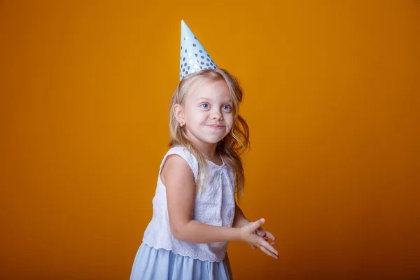 Divertente Compleanno Ragazza Posa Contro Arancio Sfondo Rendendo Viso Espressione — Foto Stock