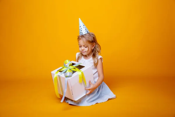 Aniversário Menina Posando Com Caixa Presente Contra Laranja Estúdio — Fotografia de Stock