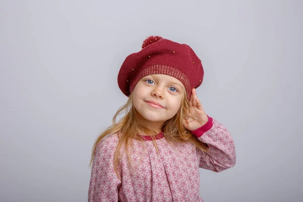 Urocza Dziewczynka Pozowanie Zimie Ubrania Przeciwko Szarości — Zdjęcie stockowe