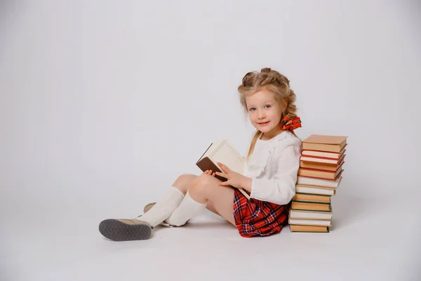Gyermek Lány Iskolai Egyenruhában — Stock Fotó