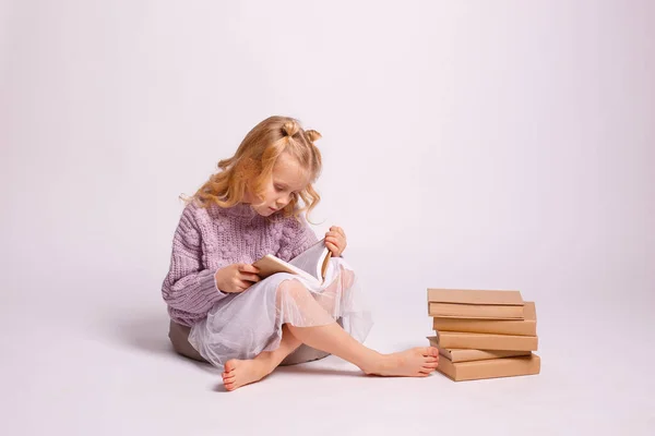 Мила Дівчина Читає Книгу Сидячи Підлозі — стокове фото