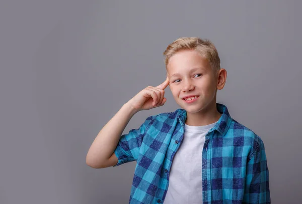 Retrato Menino Com Uma Camisa Azul Fundo Cinza — Fotografia de Stock