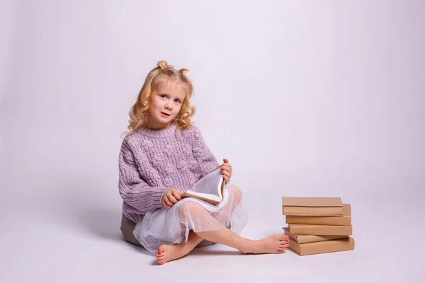 Nettes Mädchen Liest Buch Sitzt Auf Dem Boden — Stockfoto