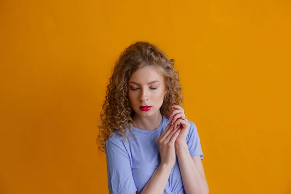 Эмоциональная Юная Леди Позирует Студии Оранжевом Фоне — стоковое фото