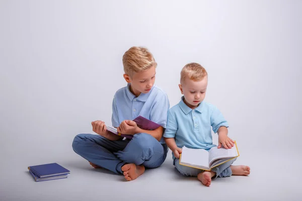 Två Små Pojkar Läser Bok Vit Bakgrund — Stockfoto