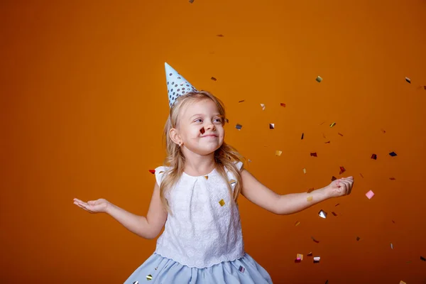 Carino Compleanno Ragazza Posa Studio Contro Arancione Sfondo — Foto Stock