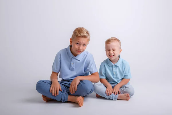 Dwóch Chłopców Siedzących Podłodze Patrzących Kamerę — Zdjęcie stockowe