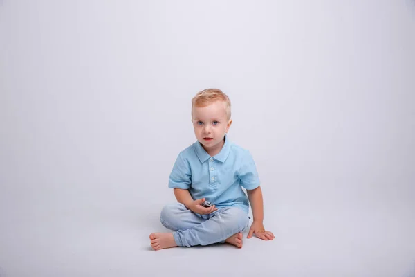Bambino Con Gli Occhi Azzurri Seduto Una Sedia Uno Sfondo — Foto Stock