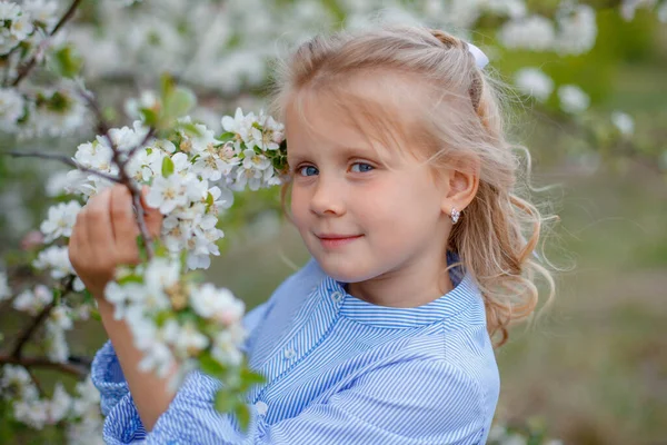 Ein Kleines Mädchen Der Nähe Eines Frühling Blühenden Baumes — Stockfoto
