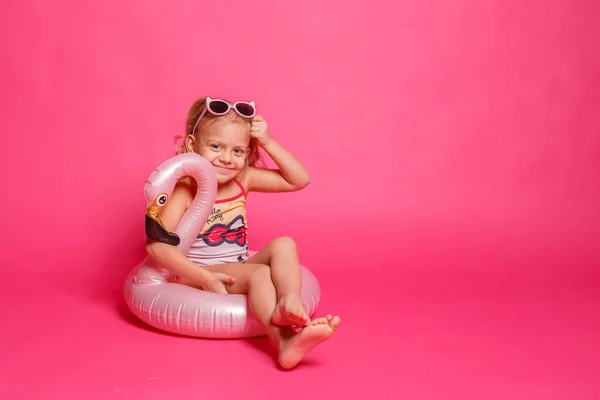 Mignonne Petite Fille Maillot Bain Avec Bouée Sauvetage Forme Flamant — Photo