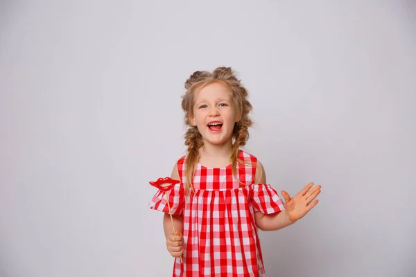 Divertido Vestido Verano Niña Sonriente Sobre Fondo Blanco Niña Con — Foto de Stock